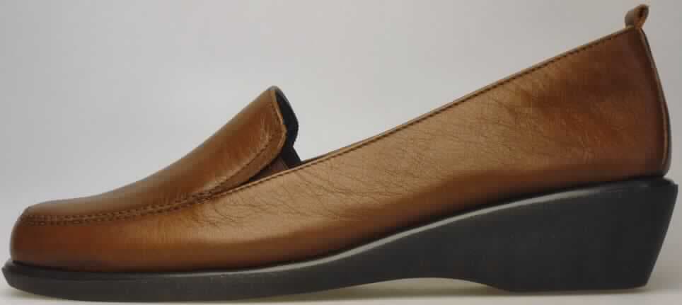 Freizeitschuhe (lt. Antrag: "Damen-Stiefeletten, Art. 832082", Foto siehe Anlage)
- mit Laufsohlen aus (lt. Antrag) Kunststoff; ohne Hauptsohle aus Holz,
- mit Oberteil (geschlossenes Blatt) aus Leder,
- mit elastischen Spinnstoffeinsätzen an der Einschlupföffnung,
- ohne Schutz in der Vorderkappe,
- nicht den Knöchel bedeckend, 
- mit einer Länge der Innensohle von mehr als 24 cm,
- für Frauen (u. a. schlanker Schnitt),
- nach der Gesamtkonzeption (u.a. Keilabsatz) nicht für Sportzwecke,
- (lt. Antrag) kein Versand aus Macau

"Schuhe mit Laufsohlen aus Kunststoff und Oberteil aus Leder, andere als in den 
 Unterpositionen 6403 1200 00 bis 6403 9998 95 genannt"