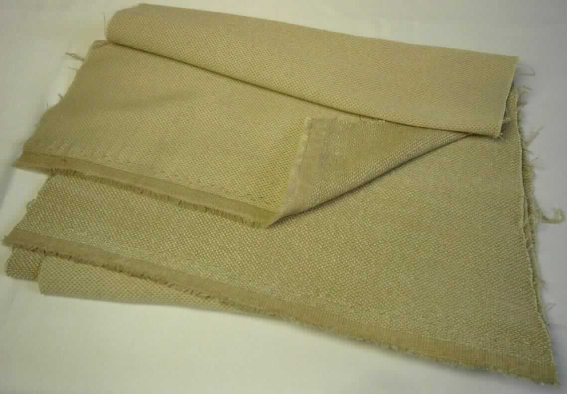 Gewebe, sog. Stoff für Polstermöbel, Whisper PO 21209, Foto siehe Anlage,
- als Meterware; laut Antrag mit einer Breite von ca. 145 cm,
- laut Untersuchungsergebnis:
-- aus dünnen Kettgarnen aus synthetischen Filamenten (laut Antrag aus Polyester), 
-- aus dünnen Schussgarnen und dicken Schussgarnen (Chenille) aus Polyester-Spinnfasern,
-- aus dicken Kettgarnen (Effektzwirne) aus jeweils einem Einfachgarn aus synthetischen Filamenten (laut Antrag 
   aus Polyester) und einem gedrehten und einem dicken Einfachgarn aus Polyester-Spinnfasern, 
-- mit einem Gesamtanteil an
--- Polyester-Filamenten (synthetische Filamente) von ca. 20 GHT,
--- Polyester-Spinnfasern (synthetische Spinnfasern) von ca. 80 GHT,
-- buntgewebt,
-- in Musterbindung,
-- aufgrund des Fehlens einer samtartigen Oberfläche und der großen Garnabstände kein Chenillegewebe.

"Gewebe aus synthetischen Spinnfasern, anderes als in den Positionen 5512 bis 5514 genannte, aus Polyester-
 Spinnfasern, ausschließlich mit synthetischen Filamenten gemischt, buntgewebt"