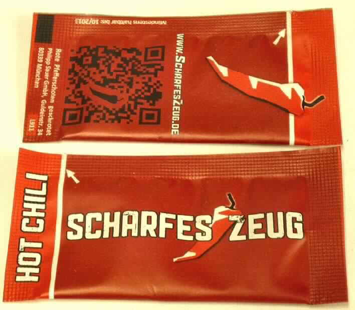 Nach den Angaben der Antragstellerin und der vorliegenden Warenprobe handelt es sich um rote, unregelmäßig zerkleinerte, dünne, getrocknete Fruchtwandstücke von Früchten der Gattung Capsicum, die mit gelben scheibenförmigen Samenstücken durchsetzt sind, mit brennendem Geschmack. Die Seitenlänge der in Stücke zerkleinerten Chilis beträgt mehr als 1 mm. Die Ware ist in Beuteln mit einem Gewicht von 1 g als portioniertes Gewürz verpackt.

Zolltarifrechtlich handelt es sich um getrocknete, weder gemahlene noch sonst zerkleinerte Früchte der Gattung "Capsicum", mit brennendem Geschmack.