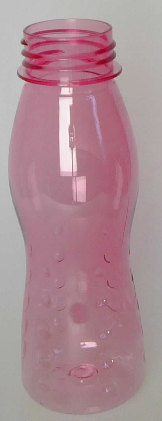 Bei dem durch ein Warenmuster veranschaulichten Artikel handelt es sich um eine farbig-transparente Flasche ohne Verschluss aus Kunststoffen im Sinne der Anmerkung 1 zu Kapitel 39. Das annähernd zylindrische Erzeugnis (Höhe ca. 23 cm, Ø ca. 6,5 cm) zeichnet sich durch ein Fassungsvermögen von weniger als 2 l aus (lt. Antrag ca. 750 ml), verfügt mittig über eine umlaufende Griffmulde und ist am Flaschenhals mit einem Schraubgewinde versehen.

Derartige Waren werden zolltariflich als "Transport- oder Verpackungsmittel aus Kunststoffen, Flaschen und ähnliche Waren mit einem Fassungsvermögen von 2 l oder weniger" eingereiht.