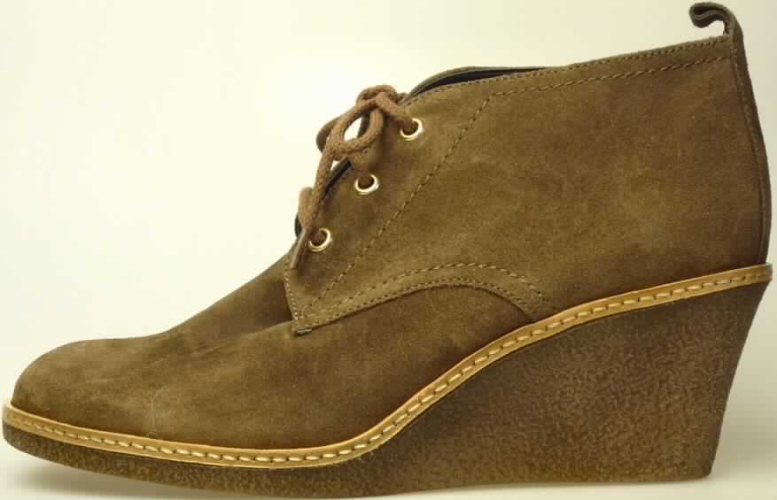 Freizeitschuhe (lt. Antrag: "Damen-Stiefeletten, Art. 832084"; Foto siehe Anlage)
- mit Laufsohlen aus (lt. Antrag) Kunststoff; ohne Hauptsohle aus Holz,
- mit Oberteil (geschlossenes Blatt) aus Leder,
- mit Schnürsenkelverschluss,
- ohne Schutz in der Vorderkappe,
- nicht den Knöchel bedeckend, 
- mit einer Länge der Innensohle von mehr als 24 cm,
- für Frauen (u.a. schlanker Schnitt, Absatzgestaltung),
- (lt. Antrag) kein Versand aus Macau

"Schuhe mit Laufsohlen aus Kunststoff und Oberteil aus Leder, andere als in den 
 UPos. 6403 1200 00 bis 6403 9998 95 genannt"