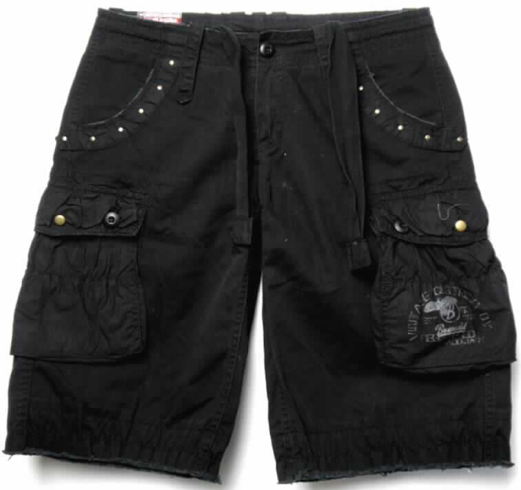 Kurze Hose, sog. Soho Ladies Short, amerikanische Größe 30 (entspricht etwa Größe 44),
Foto siehe Anlage,
- aus 0,6 mm dicken, einfarbigen Geweben aus laut Antrag 100% Baumwolle,
- in der Taille abschließend,
-- mit Gürtelschlaufen,
-- mit verengendem Tunnelzug mit breitem Gewebeband,
- vorn mit einer Öffnung mit Reißverschluss, Patte und Knopfverschluss im Taillenbund
  von links über rechts (Männerkleidung),
- vorn mit zwei schräg eingesetzten, an den Rändern mit Nieten verzierten Taschen sowie
  mit zwei aufgesetzten Taschen auf den Oberschenkeln,
- mit zwei eingesetzten Gesäßtaschen, 
- mit kurzen Hosenbeinen, die nicht die Knie bedecken (Seitenlänge: 55 cm),
- oberhalb der Beinabschlüsse gesmokt; an den Beinabschlüssen lediglich geschnitten.

"Kurze Hose, aus Geweben, für Männer, aus Baumwolle"
