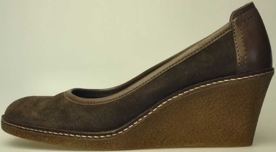 Freizeitschuhe (lt. Antrag: "Damenschuhe, Art. 832083", Foto siehe Anlage)
- mit Laufsohlen aus (lt. Antrag) Kunststoff; ohne Hauptsohle aus Holz,
- mit weit ausgeschnittenem Oberteil (geschlossenes Blatt) aus Leder,
- mit einer Randeinfassung aus Leder verstärkt,
- ohne Verschluss,
- ohne Schutz in der Vorderkappe,
- nicht den Knöchel bedeckend, 
- mit einer Länge der Innensohle von mehr als 24 cm,
- für Frauen (u. a. schlanker Schnitt),
- nach der Gesamtkonzeption (u.a. Keilabsatz) nicht für Sportzwecke,
- (lt. Antrag) kein Versand aus Macau

"Schuhe mit Laufsohlen aus Kunststoff und Oberteil aus Leder, andere als in den 
 Unterpositionen 6403 1200 00 bis 6403 9998 95 genannt"