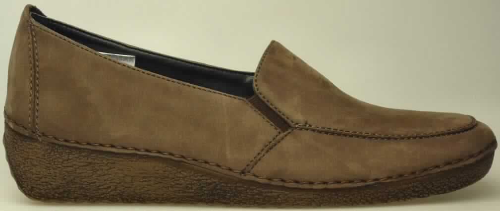 Freizeitschuhe (lt. Antrag: "Damen-Schuhe, Art. 832085", Foto siehe Anlage)
- mit Laufsohlen aus (lt. Antrag) Kunststoff; ohne Hauptsohle aus Holz,
- mit Oberteil (geschlossenes Blatt) aus Leder,
- mit elastischen Spinnstoffeinsätzen an der Einschlupföffnung,
- ohne Schutz in der Vorderkappe,
- nicht den Knöchel bedeckend, 
- mit einer Länge der Innensohle von mehr als 24 cm,
- für Frauen (u. a. schlanker Schnitt),
- nach der Gesamtkonzeption (u.a. Keilabsatz) nicht für Sportzwecke,
- (lt. Antrag) kein Versand aus Macau

"Schuhe mit Laufsohlen aus Kunststoff und Oberteil aus Leder, andere als in den 
 Unterpositionen 6403 1200 00 bis 6403 9998 95 genannt"