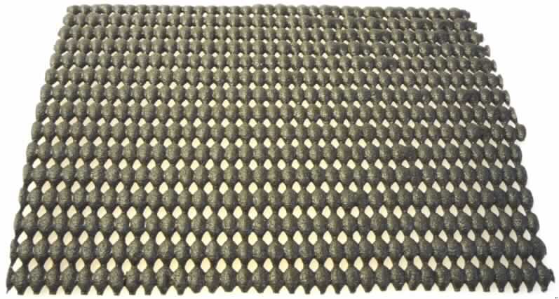 Angaben des Antragstellers: Anti-Rutschmatte in den Maßen 100 X 120 cm
Die Matte kann auf die gewünschte Größe zugeschnitten werden und wird als Unterlage in z.B. Kofferräumen verwendet. Die Matte besteht aus Polyvinylchlorid.

Feststellungen an einem Warenmuster: Schwarze, löchrige Schaumstoffmatte aus einem groben Gewirke, das vollständig mit Schaumstoff ummantelt ist. Gesamtdicke: ca. 2 mm.
IR-Spektrum vom Kunststoff: wie Polyvinylchlorid, weich gemacht
IR-Spektrum vom eingebetteten Gewirke: wie Polyethylenterephthalat