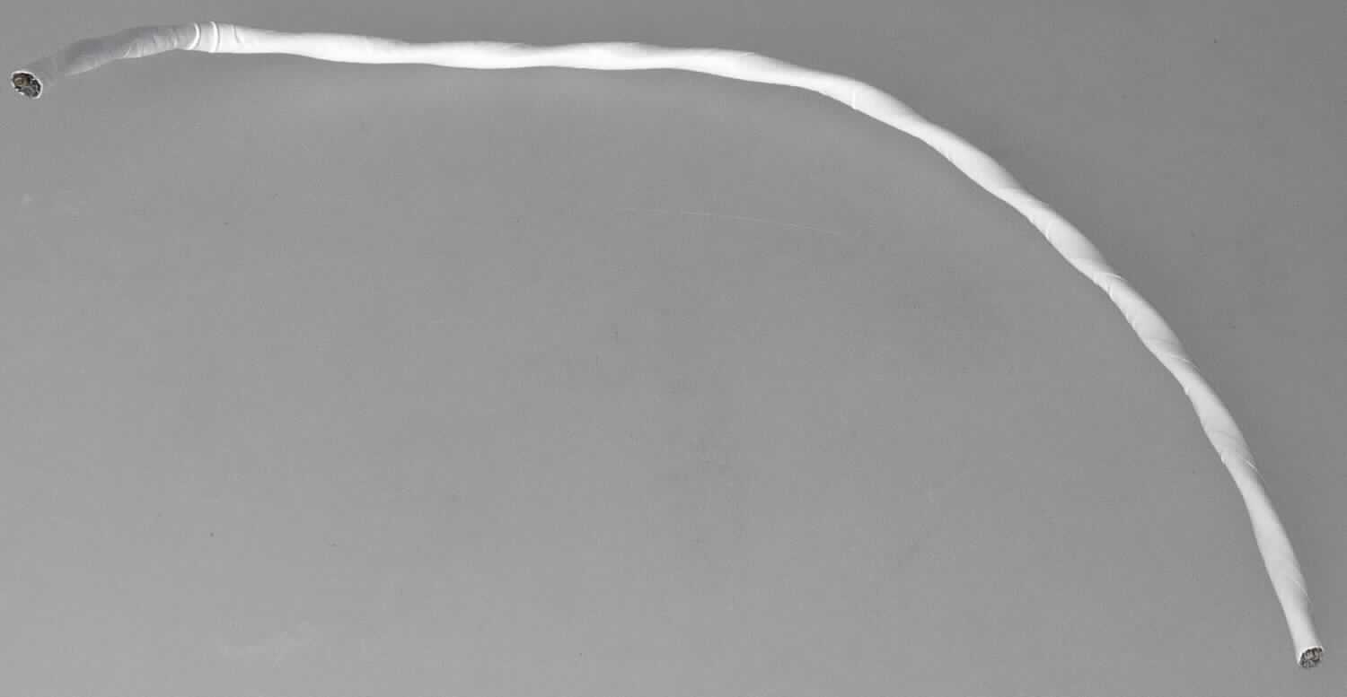 Elektrokabel,
isoliertes elektrisches Kabel, bestehend aus zwei einzeln isolierten Leitern (Leiterlitzen mit einem Durchmesser der Leitereinzeldrähte von ca. 0,21 mm), gegeneinander verdrillt, mit einem gemeinsamen Schirmgeflecht und einem Außenmantel aus Kunststoff, ohne Anschlussstücke, 
für eine Effektivspannung von maximal 600 Vrms,
zur Verwendung beim Anschluss von Flugzeugküchen.

Das Erzeugnis ist als "isoliertes elektrisches Kabel, kein Koaxialkabel, ohne Anschlussstücke, nicht von der für die Telekommunikation verwendeten Art, für eine Spannung von mehr als 80 Volt, jedoch weniger als 1000 Volt" einzureihen.