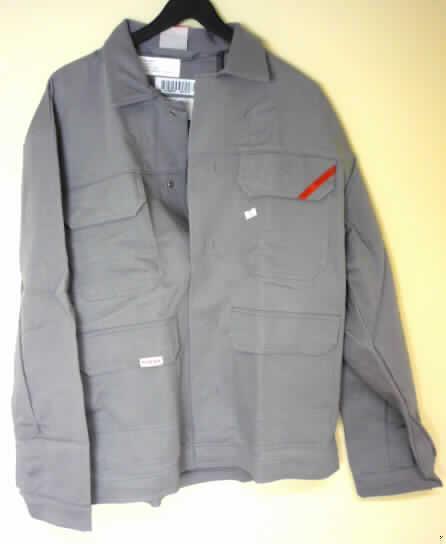 Jacke (Arbeitsjacke) für Männer, sog. Bundjacke (Blouson), Größe 52, siehe Foto,
- aus 0,9 mm dicken, einfarbigen, köperbindigen Geweben aus laut Antrag 88% Baumwolle
  (laut Antrag flammhemmend ausgerüstet; keine Beschichtung) und 12% Polyamid
  (synthetische Chemiefasern),
- mit einem Umlegekragen,
- vorn mit einer durchgehenden Öffnung mit Druckknopfverschluss von links über rechts
  (Männerkleidung),
- über den Schritt reichend (Rückenlänge 75 cm), 
- mit langen Ärmeln; mit manschettenartigen Abschlüssen mit Druckknöpfen; ungefüttert,
- mit zwei Brusttaschen und zwei Taschen unterhalb der Taille; alle Taschen mit Patte 
  und Druckknopfverschluss,
- mit einem angesetzten, nicht verengenden Bund am unteren Rand, somit kein Blouson der 
  Position 6201,
- aufgrund des strapazierfähigen Materials und des zweckbestimmten, einfachen Schnitts
  erkennbar dazu bestimmt, ausschließlich oder hauptsächlich zum Schutz der Person und/
  oder der Kleidung getragen zu werden (somit Arbeits- und Berufskleidung).