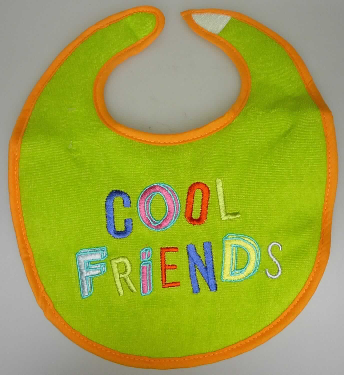 Lätzchen, sog. Frottee-Lätzchen Cool Friends, Art. 30 658 0205 BD, Foto siehe Anlage, 
- auf einem bedruckten Pappetikett aufgebracht,
- annähernd rechteckig, mit abgerundeten Ecken, mit den Abmessungen: ca. 27 cm x 21 cm, 
- dreilagig gearbeitet, mit einer Außen- und Innenlage aus ca. 1 mm dicken, einfarbigen Schlingengewirken
  aus lt. Antrag 65 % Baumwolle und 35 % Polyester (synthetische Chemiefasern) und einer Zwischenlage aus 
  Wattierungsstoff,
- auf der Vorderseite mit einer Stickerei verziert,
- an den Rändern mit schmalen Gewebestreifen eingefasst,
- im oberen Drittel mit einer Öffnung, die im Nacken mit einem Klettverschluss geschlossen werden kann;
  im geschlossenen Zustand mit einem Umfang von ca. 25 cm und einem Durchmesser von ca. 8 cm, 
- ist für Kinder mit einer Körpergröße von bis zu 86 cm bestimmt.

"Bekleidungszubehör (Lätzchen), aus Gewirken, für Kleinkinder, aus Baumwolle"