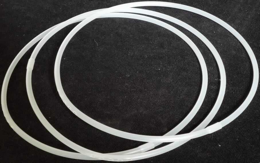 Angaben des Antragstellers:
Transport-Verpackungsring aus Kunststoff (HDPE) für Mandrin

Untersuchungsergebnisse an einem Warenmuster:
Weißer, trüber, nicht biegsamer Schlauch (Länge: ca. 48,5 cm; Durchmesser: ca. 4 mm) mit fünf Löchern (Perforation) und einer einseitigen Verbreiterung, mit der sich der Schlauch zu einem Ring zusammenstecken lässt.

Befund:
Es liegt ein perforierter, nicht biegsamer Kunststoffschlauch im Sinne der Position 3917 vor.