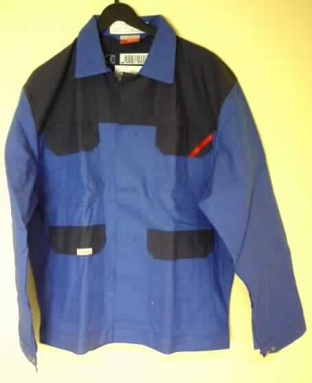 Jacke (Arbeitsjacke) für Männer, sog. Bundjacke (Blouson), Größe 52, siehe Foto,
- aus 0,9 mm dicken, einfarbigen, köperbindigen Geweben aus laut Antrag 58% Baumwolle
  (laut Antrag flammhemmend ausgerüstet; keine Beschichtung), 30% Polyester
  (synthetische Chemiefasern), 11% Melamin (Synthesefasern aus Melamin-
  Formaldehydharzen; Chemiefasern) und 1% Carbon (Karbonfasern, Kohlenstofffasern),
- mit einem Umlegekragen,
- vorn mit einer durchgehenden Öffnung mit Druckknopfverschluss von links über rechts
  (Männerkleidung),
- über den Schritt reichend (Rückenlänge 77 cm), 
- mit langen Ärmeln; mit manschettenartigen Abschlüssen mit Druckknöpfen; ungefüttert,
- mit zwei Brusttaschen und zwei Taschen unterhalb der Taille; alle Taschen mit Patte 
  und Druckknopfverschluss,
- mit einem angesetzten, nicht verengenden Bund am unteren Rand, somit kein Blouson der 
  Position 6201,
- aufgrund des strapazierfähigen Materials und des zweckbestimmten, einfachen Schnitts
  erkennbar dazu bestimmt, ausschließlich oder hauptsächlich zum Schutz der Person und/
  oder der Kleidung getragen zu werden (somit Arbeits- und Berufskleidung).