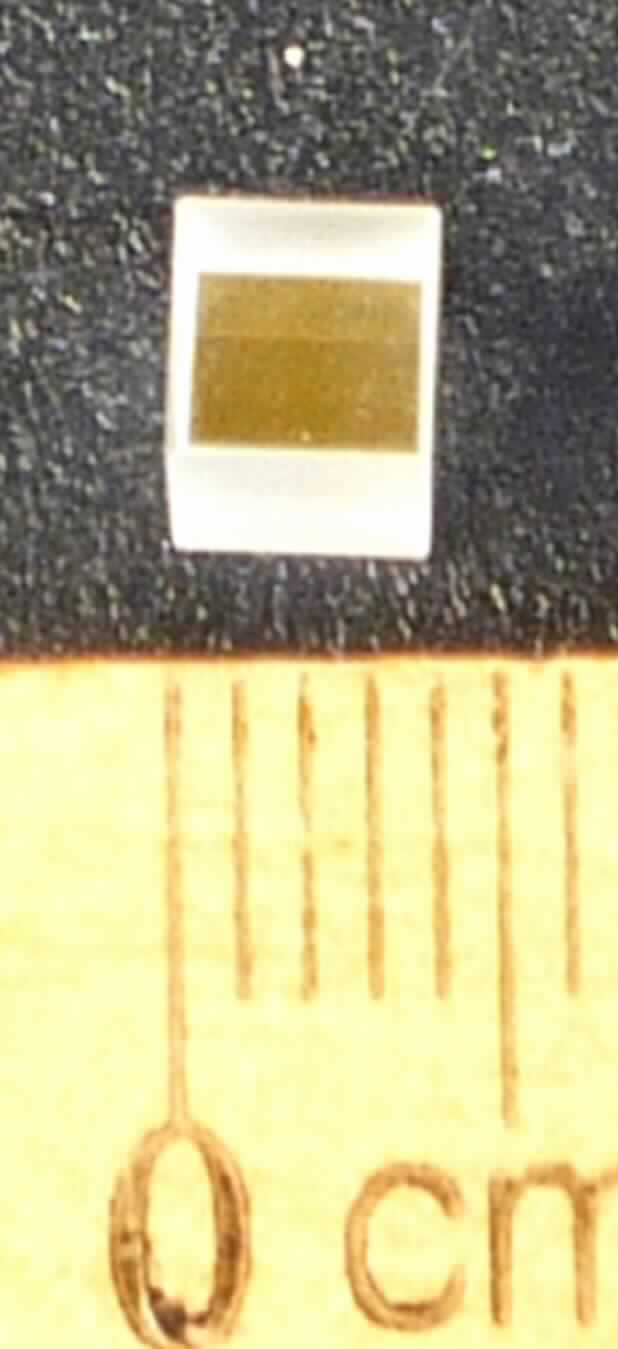 Quarz-Rotator, in Form eines 4 x 4 x 6,92 mm (L x B x H) großen optischen Elements aus Kristallquarz (Abbildung siehe Anlage). Es bewirkt eine gezielte Rotation des gerade polarisierten Lichts in einem Winkel zwischen 0 und 90 Grad. Die Rotation ist abhängig von der Welllenlänge und der zurückgelegten Entfernung. Der Rotator wird zur Herstellung von Faraday Rotatoren verwendet.

Die Ware wird als "nicht gefasstes optisches Element aus optisch bearbeitetem Glas, keine Ware der Unterpositionen (TARIC) 9001 1010 00 bis 9001 9000 80" eingereiht.