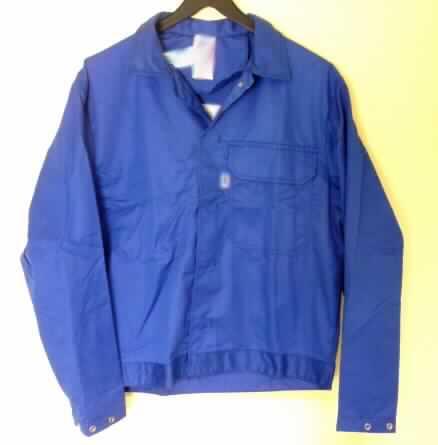 Jacke (Arbeitsjacke) für Männer, sog. Bundjacke (Blouson), Größe 52, siehe Foto,
- aus 0,5 mm dicken, einfarbigen, köperbindigen Geweben aus laut Antrag 94% Aramid,
  5% Kevlar (beides Aramidfasern; Polyamide, synthetische Chemiefasern) und
  1% metallisierten Garnen,
- mit einem Umlegekragen,
- vorn mit einer durchgehenden Öffnung mit Druckknopfverschluss von links über rechts
  (Männerkleidung),
- über die Taille reichend (Rückenlänge 66 cm), 
- mit langen Ärmeln; mit manschettenartigen Abschlüssen mit Druckknöpfen; ungefüttert,
- links mit einer Brusttasche mit Patte und Druckknopfverschluss,
- mit einem angesetzten, nicht verengenden Bund am unteren Rand, somit kein Blouson der 
  Position 6201; weist aufgrund des Schnitts und des Materials eine gewisse Formfestigkeit
  auf, deshalb und auch wegen der Ausstattung (Bund) kein Hemd der Position 6205,
- aufgrund des strapazierfähigen Materials und des zweckbestimmten, einfachen Schnitts
  erkennbar dazu bestimmt, ausschließlich oder hauptsächlich zum Schutz der Person und/
  oder der Kleidung getragen zu werden (somit Arbeits- und Berufskleidung).