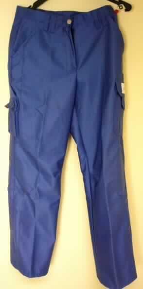 Lange Hose (Arbeitshose) für Frauen, sog. Hose für Damen, Größe 38, siehe Foto,
- aus 0,5 mm dicken, einfarbigen, köperbindigen Geweben aus laut Antrag 65% Polyester
  (synthetische Chemiefasern) und 35% Baumwolle; hinten mit einem schmalen Einsatz aus
  einfarbigen, elastischen Gewirken,
- ungefüttert,
- in der Taille abschließend; mit einem angesetzten Taillenbund mit Gürtelschlaufen,
- vorn mit einer Öffnung mit Reißverschluss und Patte von rechts über links (Frauenkleidung),
  die im Bund mit einem Knopfverschluss geschlossen wird,
- vorn mit zwei seitlich eingesetzten Taschen, zwei Gesäßtaschen und mit Beintaschen,
- mit langen Hosenbeinen, bis zu den Knöcheln reichend; an den Beinabschlüssen gesäumt,
- aufgrund des strapazierfähigen Materials, der einfachen Ausstattung und des
  zweckbestimmten Schnitts erkennbar ausschließlich oder hauptsächlich dazu bestimmt,
  bei der Ausübung einer beruflichen Tätigkeit zum Schutz der Person getragen zu werden.