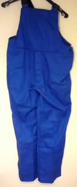 Arbeitslatzhose für Männer, sog. Latzhose, Größe 52, siehe Foto,
- aus 0,5 mm dicken, einfarbigen, köperbindigen Geweben aus laut Antrag 94% Aramid,
  5% Kevlar (beides Aramidfasern; Polyamide, synthetische Chemiefasern) und
  1% metallisierten Garnen, ungefüttert,
- mit einem großen Brustlatz mit Tasche auf der Innenseite; mit längenverstellbaren
  Hosenträgern aus einfarbigen Gewirken,
- auf der linken Seite in Taillenhöhe mit einer Öffnung mit Knöpfen zum besseren Einstieg;
  vorn mit einer Öffnung mit Knopfverschluss und Patte von links auf rechts (Männerkleidung),
- rechts mit einer Eingriffstasche und einer Beintasche; weit geschnitten,
- mit langen, bis zu den Knöcheln reichenden Hosenbeinen; an den Beinabschlüssen
  gesäumt,
- insbesondere wegen des einfachen und zweckbestimmten Zuschnitts und der Ausstattung
  erkennbar dazu bestimmt, ausschließlich oder hauptsächlich bei der Ausübung einer
  beruflichen Tätigkeit zum Schutz der Person getragen zu werden.