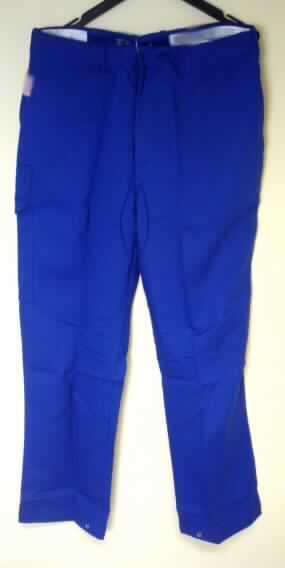 Lange Hose (Arbeitshose) für Männer, sog. Bundhose, Größe 52, siehe Foto,
- aus 0,6 mm dicken, einfarbigen, köperbindigen Geweben aus laut Antrag 88% Baumwolle
  (laut Antrag flammhemmend ausgerüstet; keine Beschichtung) und 12% Polyamid
  (synthetische Chemiefasern); ungefüttert,
- in der Taille abschließend; mit einem Taillenbund mit Gürtelschlaufen,
- vorn mit einer Öffnung mit Knopfverschluss und einer Patte von links auf rechts 
  (Männerkleidung),
- mit zwei seitlich eingesetzten, offenen Taschen sowie rechts mit einer Gesäßtasche und
  einer Beintasche,
- mit langen Hosenbeinen, bis zu den Knöcheln reichend; an den Beinabschlüssen gesäumt,
  mit Druckknöpfen zu verengen,
- aufgrund des strapazierfähigen Materials, der einfachen Ausstattung und des
  zweckbestimmten Schnitts erkennbar ausschließlich oder hauptsächlich dazu bestimmt,
  bei der Ausübung einer beruflichen Tätigkeit zum Schutz der Person getragen zu werden.