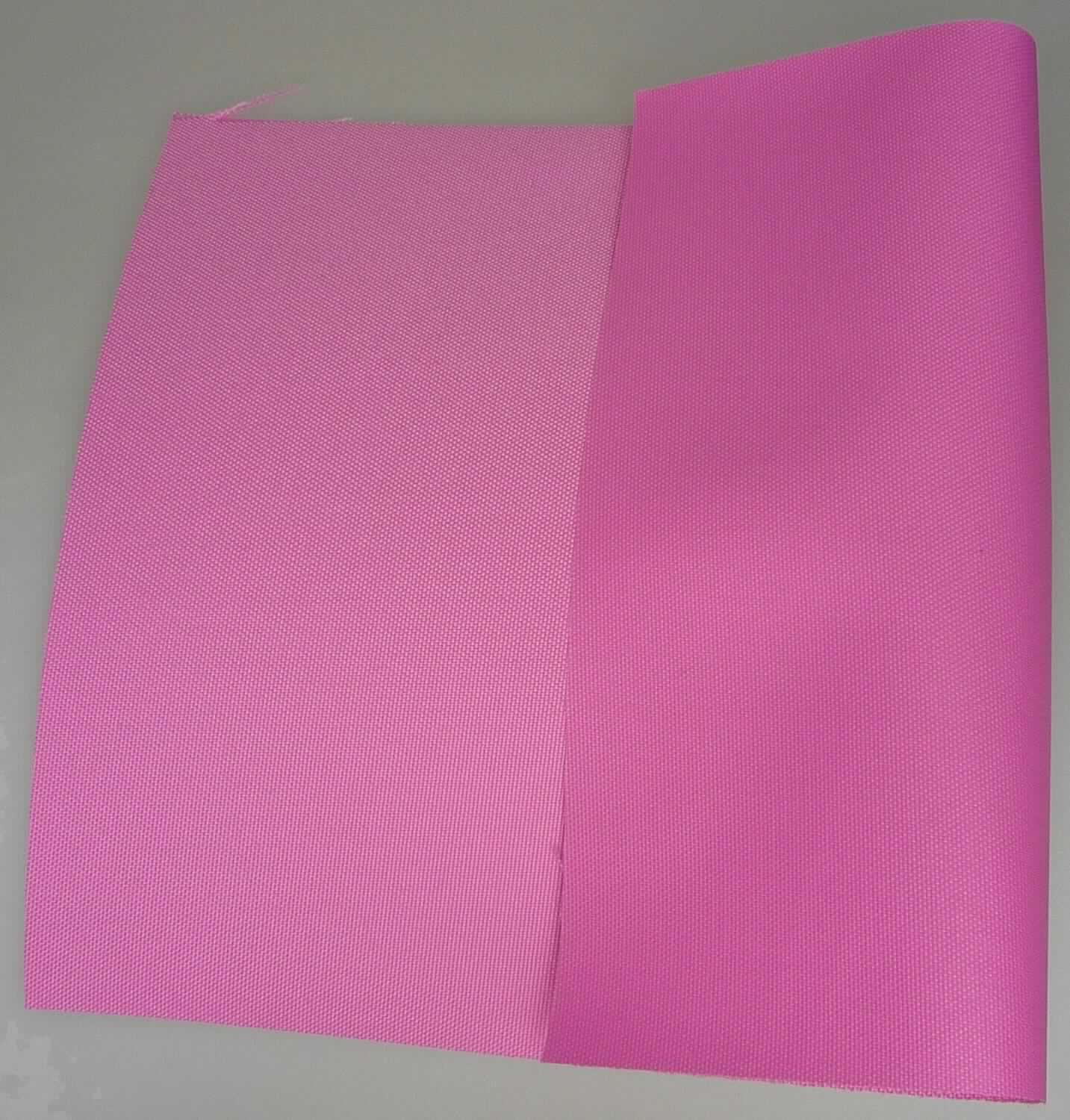 Gewebe, sog. Gewebe mit Polyester überzogen, Art. Nr. R2410, Foto siehe Anlage,
- laut Antrag als Meterware auf Rollen, mit einer Breite von mehr als 30 cm,
- laut Untersuchungsergebnis:
-- aus ungezwirnten, nicht hochfesten Garnen aus texturierten, synthetischen Filamenten (laut Antrag: Polyester),
-- gefärbt,
-- in Leinwandbindung,
-- einseitig dünn mit Kunststoff bestrichen, das Bestreichen mit Kunststoff ist jedoch mit dem bloßen Auge nicht 
   wahrnehmbar (somit keine Ware der Position 5903).

"Gewebe aus Garnen aus synthetischen Filamenten, anderes als in den Unterpositionen 5407 10 bis 5407 44 
 genannte, mit einem Anteil an texturierten Polyester-Filamenten von mehr als 85 GHT, gefärbt"