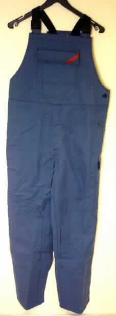 Arbeitslatzhose für Männer, sog. Latzhose, Größe 52, siehe Foto,
- 0,6 mm dicken, buntgewebten Geweben aus laut Antrag 59% Melamin (Synthesefasern
  aus Melamin-Formaldehydharzen; synthetische Chemiefasern), 39% p-Aramid (Polyamid,
  synthetische Chemiefasern) und 2% Carbon (Karbonfasern, Kohlenstofffasern),
- mit einem großen Brust- und einem Rückenlatz; mit längenverstellbaren Hosenträgern aus
  einfarbigen Gewirken,
- auf der linken Seite in Taillenhöhe mit einer Öffnung mit erweiterndem Einsatz und Knöpfen
  zum besseren Einstieg; vorn mit einer Öffnung mit Reißverschluss und Patte von links auf
  rechts (Männerkleidung),
- mit einer Brusttasche, zwei Gesäßtaschen und zwei Beintaschen; weit geschnitten,
- mit langen, bis zu den Knöcheln reichenden Hosenbeinen; an den Beinabschlüssen
  gesäumt,
- ungefüttert; auf der Vorderseite doppelt gearbeitet und zusätzlich mit zwei großen
  aufgenähten Zuschnitten verstärkt,
- insbesondere wegen des einfachen und zweckbestimmten Zuschnitts und der Ausstattung
  erkennbar dazu bestimmt, ausschließlich oder hauptsächlich bei der Ausübung einer
  beruflichen Tätigkeit zum Schutz der Person getragen zu werden.