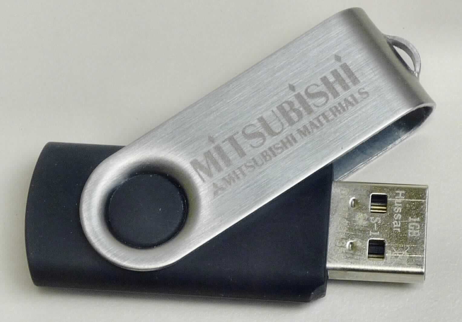 USB 2.0 - Speicherstick mit Aufzeichnung, bestehend aus einem Kunststoffgehäuse mit USB 2.0 Stecker und  einem Schwenkbügel aus Metall. Auf der integrierten Leiterplatte sind Flashspeicher mit einer Kapazität von 1 GB verbaut. Das auf dem Stick vorhandene ausführbare Programm enthält einen Produktkatalog. Nach Anschluss der Ware an eine automatische Datenverarbeitungsmaschine kann eine Datenwiedergabe erfolgen. Der Stick ist in einer Pappschachtel verpackt.

Die Ware wird als "nicht flüchtige Halbleiterspeichervorrichtung zur Wiedergabe von Programmen, Daten, Ton und Bilder, die in maschinenlesbarer Binärform aufgezeichnet sind und über eine automatische Datenverarbeitungsmaschine gehandhabt oder verändert werden können" eingereiht.

Anlage: 1 Abbildung