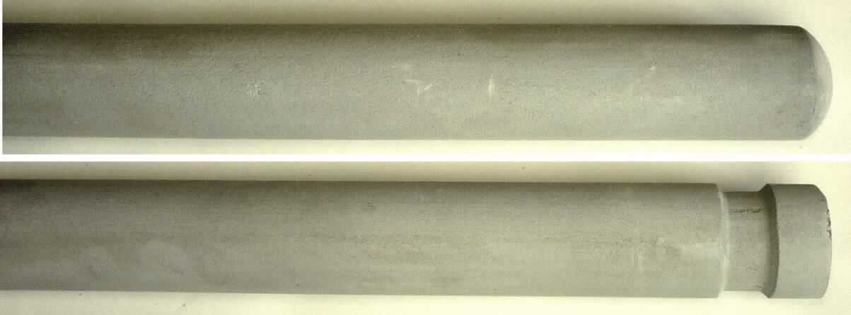Keramische Ware zu technischen Zwecken, sog. Schutzrohr, Foto siehe Anlage,
- graues, rundes, innen hohles Erzeugnis in Form eines Rohrs,
- an einem Ende offen, am anderen Ende abgerundet geschlossen,
- im Bereich des offenen Endes mit einer umlaufenden, ca. 1 cm breiten Nut versehen,
- vorgelegtes Warenmuster mit einer Länge von ca. 100 cm und einem Durchmesser von ca. 2,9 cm,
- nach vorheriger Formgebung keramisch gebrannt, 
- aus anderen keramischen Stoffen als Porzellan,
- - aus (laut Antrag) einem Siliciumcarbid, das mit einem sog. O-Sialon (Verbindung aus Siliciumnitrid 
    und Aluminiumoxid) gebunden ist,
- mit einer Mohsschen Härte von 9 oder mehr (laut Untersuchungsergebnis), 
- zur Verwendung als Schutzrohr für den Sensor eines Thermometers,
- soll der Temperaturmessung der Aluminiumschmelze im Hochofen dienen,
- keine Einreihung als Teil bzw. Zubehör eines Thermometers, da vom Kapitel 90 ausgenommen.

"Keramische Ware zu technischen Zwecken, nicht aus Porzellan, mit einer Mohsschen Härte von 9 oder mehr"