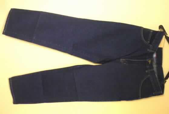 Lange Hose für Männer, sog. Bundhose aus Denim, Größe 50, siehe Foto,
- aus 1,0 mm dicken, buntgewebten, köperbindigen Geweben (Denim) aus laut Antrag
  100% Baumwolle,
- in der Taille abschließend mit einem angesetzten Bund mit Gürtelschlaufen,
- vorn mit einer bis zum Schritt reichenden Öffnung mit Reißverschluss und Patte von links
  über rechts (Männerkleidung), die im Bund mit einem Metallknopf geschlossen wird,
- im Stil einer Five-Pocket-Jeans gearbeitet; auf der Vorderseite mit zwei offenen Taschen 
  und einer zusätzlichen kleinen Tasche, im Gesäßbereich mit zwei aufgesetzten Taschen;
  am rechten Bein mit zwei weiteren, offenen Taschen,
- mit knöchellangen Hosenbeinen, an den Beinabschlüssen gesäumt.