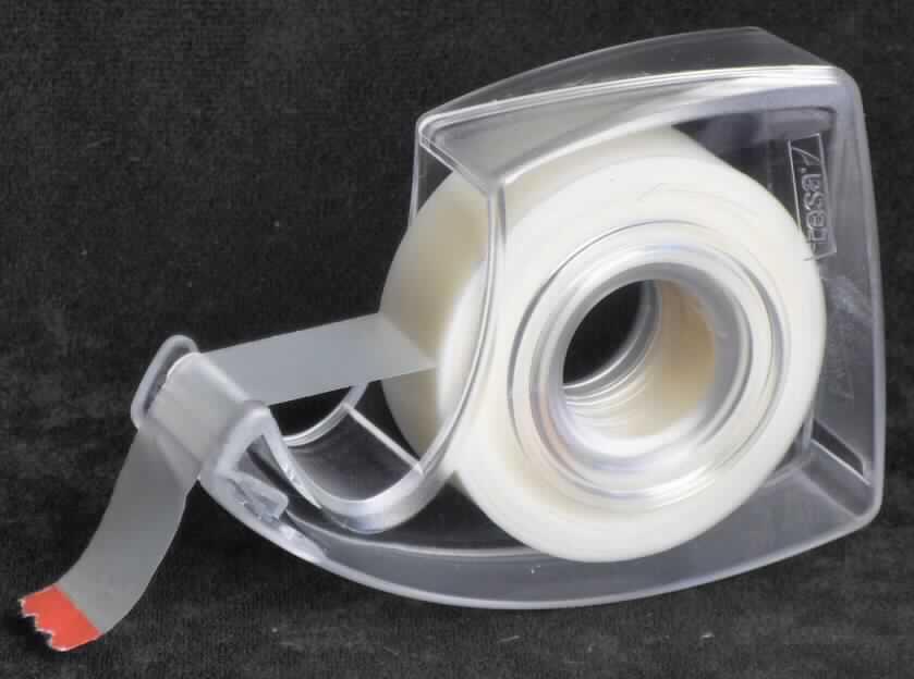 Es handelt sich um zusammengesetzte Waren bestehend aus einem Klebebandabroller und einer eingelegten Klebefilmrolle.
Die mit freiem Arm zu handhabenden Klebebandabroller bestehen aus einem zu öffnenden Gehäuse aus Kunststoff mit einem arbeitenden Teil aus unedlem Metall in Form einer gezahnten Abreißkante.
Sie enthalten keine Mechanik und weisen keine Grundplatte oder Vorrichtung zum Aufstellen auf Tischen oder ähnlichem auf.
Die Erzeugnisse dienen zum manuellen Abtrennen und Entnehmen von Klebestreifen. Die Waren sind in einer Verpackung aus Kunststoff und Pappe für den Einzelverkauf aufgemacht.

Die Klebebandabroller bestimmen im Hinblick auf den Wert den Charakter der zusammengesetzten Ware.

Abbildung siehe Anlage.

Derartige Erzeugnisse gehören als "Handwerkzeuge, anderweit weder genannt noch inbegriffen, mit arbeitendem Teil aus unedlem Metall" zur Unterposition 8205 5990 der Kombinierten Nomenklatur.