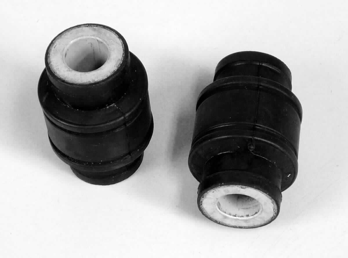 Angaben des Antragstellers: 
Gummimetallverbindung
Verwendungszweck: Isolation von Vibrationen und Lärm in der Radaufhängung im Kfz.
Material: Metall, Naturkautschuk

Untersuchungsergebnisse an Warenmustern:
Metallrohre (Länge: ca. 4,7 cm; Innendurchmesser: ca. 1,2 cm), die auf der Außenseite mit einer Schicht aus einem schwarzen, elastischen Material überzogen sind (Schichtdicke: < 1 mm (im Randbereich) bis ca. 4 mm (in der Mitte)).

Befund:
Aufgrund der Verwendung (Dämpfung von Vibrationen und Lärm) ist der Kautschukanteil für die Ware charakterverleihend. Danach liegt ein Gummi-Metall-Teil für Kraftfahrzeuge im Sinne der Unterposition 4016 9952 vor.