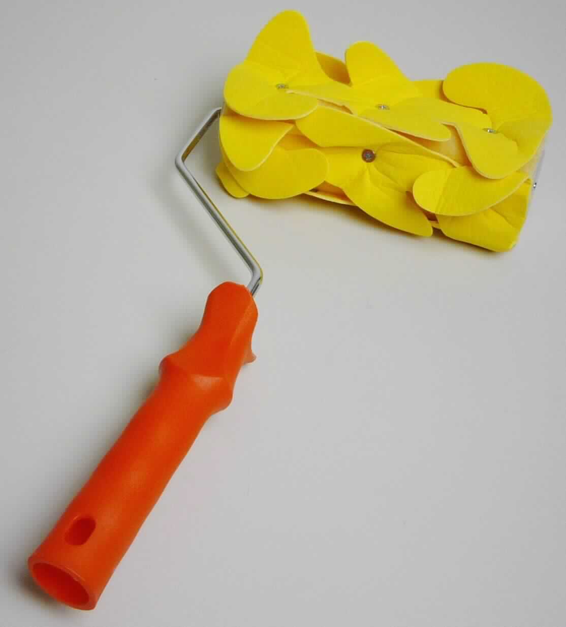 Es handelt sich bei dem Artikel, sog. "Effektroller / synthetischer Leder-Rosettenroller (Nr.: 501780129), um einen ca. 18 cm langen Roller zum Anstreichen, im Wesentlichen bestehend aus einer Walze mit rosettenförmig darauf verschraubten Lederflappern (Walze: Obermaterial aus Synthetikleder, Untermaterial aus Polyester, Seitenteile aus Kunststoff) und einem Chrombügel mit Kunststoffgriff.

Das Erzeugnis dient zum Auftragen von Wandfarbe.

Die Ware ist als "Roller zum Anstreichen" einzureihen.