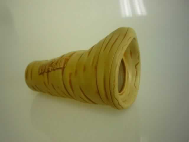 Fernrohr, kein Fernglas, sog. Motiv "Viewer" der Aktion "Mc Donald's - Wickie 2009", im Wesentlichen bestehend aus einem ca. 10,7 cm langen, ausziehbaren Fernrohr aus Kunststoff mit einem Objektivdurchmesser von ca. 3 cm und Schiebefokussierung (Scharfstellung durch entsprechendes Ein- und Ausziehen). Das Fernrohr ist mit der Aufschrift "Wickie" sowie dem Hinweis "Nicht direkt in die Sonne sehen." versehen. 

Die in einem Polyethylenbeutel verpackte Ware dient der Vergrößerung und somit möglichen Beobachtung von weit entfernten oder kleinen Objekten.

Ein Bild der Ware befindet sich im Internet unter 
http://ec.europa.eu/taxation_customs/dds/ebticau_de.htm.