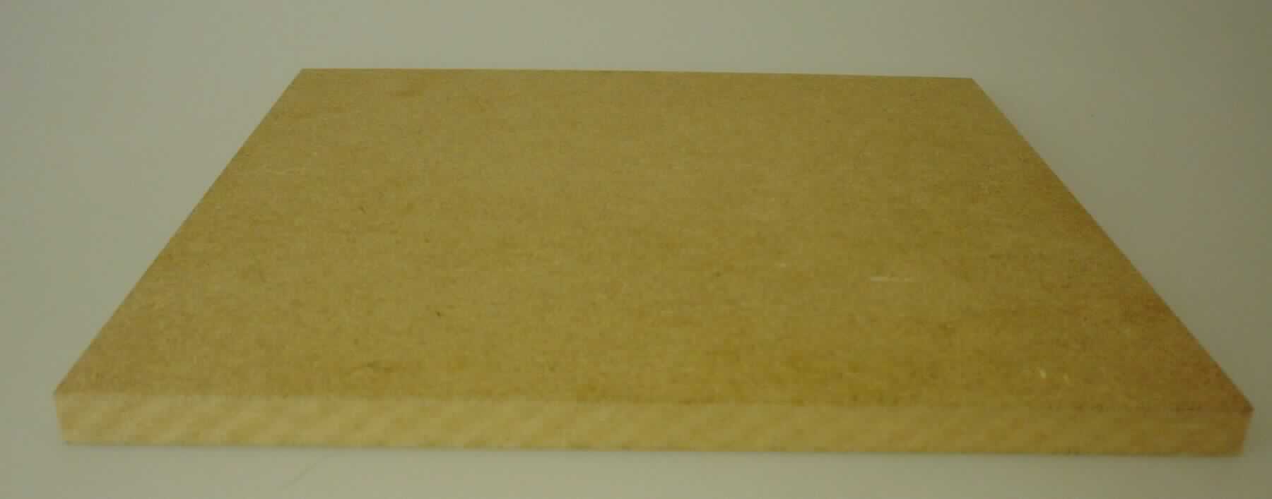 "HDF-Platte" (Abbildung siehe Anlage)
- Faserplatte aus Holz, im Trockenverfahren unter Zusatz von Bindemitteln (Kondensat-
  harze) hergestellt, somit mitteldichte Faserplatten, mit einer Dichte von mehr als 0,8 g/cm³ 
  (mitteldichte Faserplatten mit einer Dichte von mehr als 0,8 g/cm³ werden im Handel als
  hochdichte Faserplatten "high density fibreboard" (HDF) bezeichnet), roh (ohne Bearbeitung)
  und unbeschichtet, mit einer Länge von 1860 bis 5607 mm, einer Breite von 1300 bis 2200 mm
  und einer Dicke von mehr als 9 mm (Angaben lt. Antragsteller),
- zur Verwendung als Trägerplatte für Fußböden.

"Mitteldichte Faserplatte (MDF) aus Holz, mit einer Dicke von mehr als 9 mm, weder
 mechanisch bearbeitet noch oberflächenbeschichtet - sog. HDF-Platte"