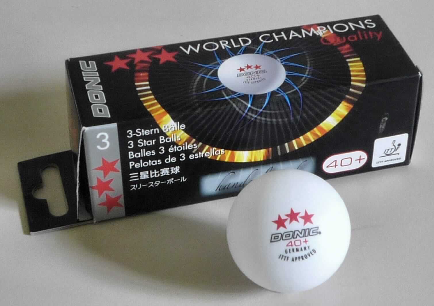 Es handelt sich um einen weiß gefärbten, gleichmäßig rund geformten Tischtennisball mit einem Gewicht von etwa 2,7 g und einem Durchmesser von etwa 4 cm. 
Insgesamt sind drei Tischtennisbälle in einer bedruckten Pappschachtel für den Einzelverkauf aufgemacht. 

Derartige Erzeugnisse werden zolltariflich als "Geräte und Ausrüstungsgegenstände für Tischtennis, im Kapitel 95 anderweit weder genannt noch inbegriffen" eingereiht.