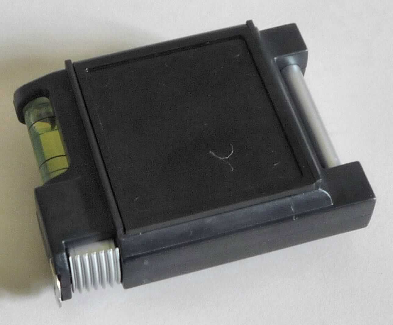 Maßband in Form einer zusammengesetzten Ware, im Wesentlichen bestehend aus einem ca. 8 cm x 6 cm x 2,5 cm Gehäuse aus Kunststoff, in dem sich eine Wasserwaage mit einer Libelle, ein Block mit Klebezetteln, ein Kugelschreiber und ein Maßband mit einer Länge von 3 m sowie ein Metallhaken zur Befestigung an einem Gürtel befinden (äußere Form: siehe Abbildung in der Anlage). Die Ware ist in einem Karton verpackt. Im Hinblick auf die Verwendung bestimmt das Maßband den Charakter der Ware.
Die Ware wird als " Längenmessinstrument für den Handgebrauch (Maßband) in Kapitel 90 anderweit weder genannt noch inbegriffen" eingereiht.