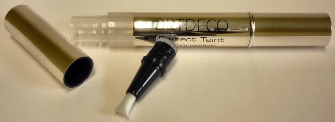 Bei dem "Abdeckstift" handelt es sich um eine runde (Ø ca. 1 cm), ca. 12 cm lange, unbefüllte Hülle für Make up. Die dreiteilige Ware dient als Transport- und Verpackungsmittel im Handelsverkehr und besteht aus 
- einer Kunststoffeinheit 
-- aus Kunststoff im Sinne der Anmerkung 1 zu Kapitel 39
-- umhüllt mit einer dünnen Schicht aus unedlem Metall
-- mit einer Drehmechanik ausgestattet
- einem aufgesetzten Pinsel 
- einer abnehmbaren Kappe 
-- aus Kunststoff im Sinne der Anmerkung 1 zu Kapitel 39
-- umhüllt mit einer dünnen Schicht aus unedlem Metall.
Durch Drehen der hinteren Kunststoffeinheit tritt Make up (nicht Gegenstand dieser vZTA) aus und kann mit dem Pinsel aufgetragen werden.
In Bezug auf Umfang und Wert bestimmt der Kunststoff den Charakter dieser Ware.
Derartige Waren werden als Transport- oder Verpackungsmittel aus Kunststoffen, als Hülsen und ähnliche Warenträger dem TARIC-Code 3926 4090 00 zugewiesen.