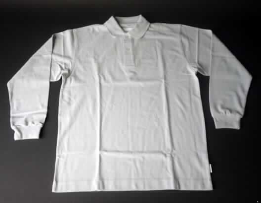 Hemd für Männer, sog. Polohemd (Artikel 0890005), Größe M, siehe Foto,
- aus 0,9 mm dicken (leichten), einfarbigen Gewirken aus laut ergänzenden Antragsangaben
  50% Polyester (synthetische Chemiefasern) und 50% Baumwolle; mit durchschnittlich
  mehr als 10 Maschen je linearen Zentimeter in jeder Richtung,
- über die Taille reichend (Rückenlänge: 73 cm),
- mit einem runden, halsnahen Halsausschnitt mit einem gerippt gewirkten Umlegekragen,
- vorne mit einer nicht durchgehenden Öffnung mit Knopfverschluss von links über rechts
  (Männerkleidung),
- mit langen Ärmeln, an den Abschlüssen mit verengenden Bündchen,
- am unteren Rand gesäumt.