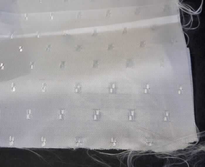 Jacquardgewebe, sog. Gewebe, texturiert Farbe weiß, Foto siehe Anlage,
- als Meterware,
- mit einer Breite von mehr als 30 cm,
- laut Untersuchungsergebnis:
-- aus ungezwirnten, nicht hochfesten Garnen aus nicht texturierten synthetischen 
   Filamenten (Polyester),
-- roh (nicht weiß gefärbt).

"Gewebe aus Garnen aus synthetischen Filamenten, anderes als in den Unterpositionen
 5407 10 bis 5407 54 genannte, mit einem Anteil an nicht texturierten Polyester-Filamenten 
 von mehr als 85 GHT, roh"