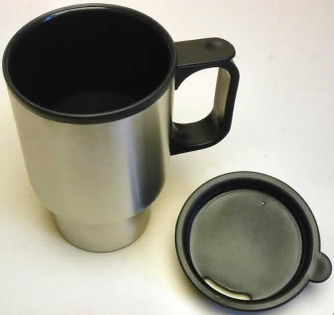 Bei der als "Thermobecher" bezeichneten Ware handelt es sich um ein Trinkgefäß mit Griff und abschraubbarem Deckel mit aufschiebbarer Trinköffnung aus Kunststoffen im Sinne der Anmerkung 1 zu Kapitel 39. Die Außenseite des ca. 14 cm hohen Bechers (Fassungsvolumen 400 ml) ist mit einer silberfarbenen Ummantelung aus nicht rostendem Stahl (Edelstahl) versehen.

Im Hinblick auf den Umfang und die Bedeutung in Bezug auf die Verwendung bestimmen die Kunststoffe den Charakter der in einer Pappschachtel aufgemachten Ware. 

Derartige Waren werden zolltariflich als "Geschirr und andere Haushalts- oder Hauswirtschaftsartikel aus Kunststoffen, für den Tisch- oder Küchengebrauch" eingereiht.