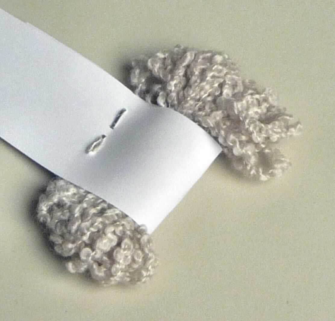 Garn, sog. Handstrickgarn Mora, Foto siehe Anlage,
- als Meterware im Knäuel, laut Antrag mit einer Länge von ca. 175 m und einem Gewicht von 50 g (somit in 
  Aufmachung für den Einzelverkauf),
- laut Untersuchungsergebnis:
-- gezwirntes Garn (Effektzwirn, sog. Schleifenzwirn; somit keine Ware der Position 5606),
-- mit dünneren Garnen aus Seide und einem dickeren Garn aus feinen Tierhaaren (laut Antrag: Kaschmir); mit 
   einem Anteil an Seide von 18 GHT und an feinen Tierhaaren von 82 GHT (die Antragsangaben können als 
   zutreffend angesehen werden),
- nicht mit Metalldraht verstärkt, somit kein Bindfaden.

"Garn aus feinen Tierhaaren, in Aufmachung für den Einzelverkauf, mit einem Anteil an feinen Tierhaaren von
 weniger als 85 GHT"