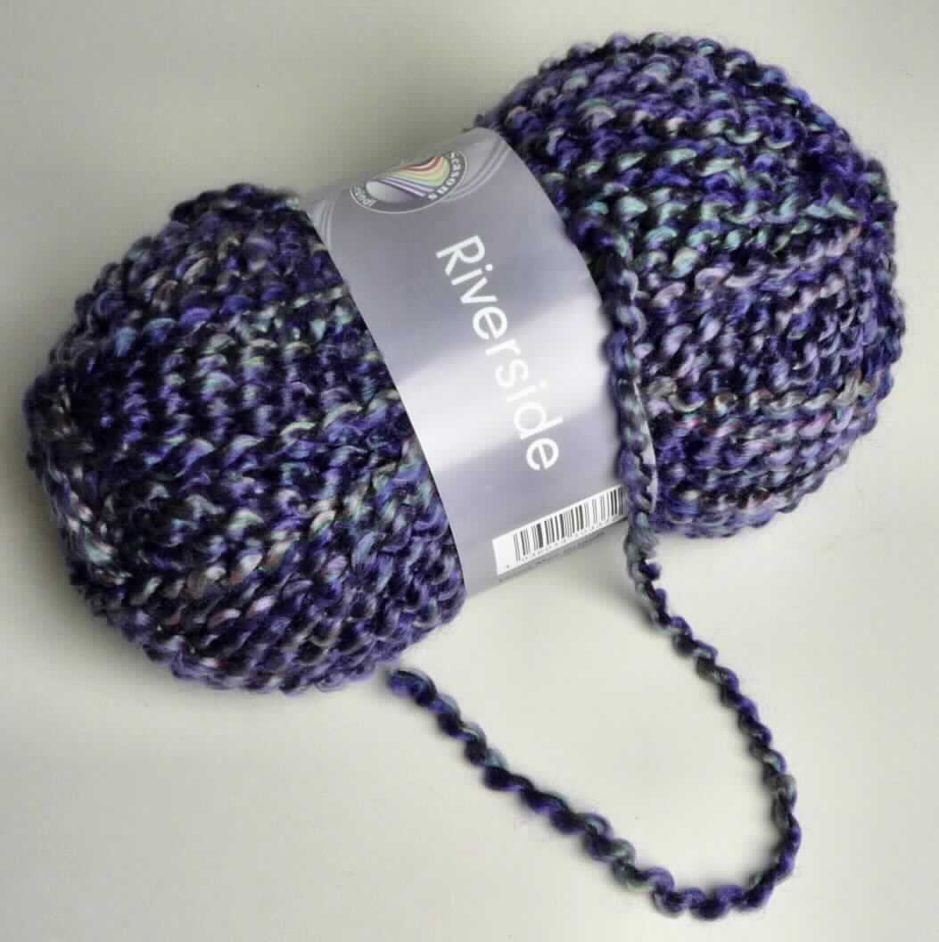 Gimpe, sog. Handstrickgarn Riverside, Art.-Nr. 3382, Foto siehe Anlage,
- als Meterware im Knäuel, laut Antrag mit einer Länge von ca. 100 m,
- lt. Untersuchungsergebnis:
-- mit einer Seele aus einem Mehrfachgarn aus synthetischen Chemiefasern (laut Antrag aus Polyacryl und 
   Polyester),
-- in weiten Windungen mit einem dünnen Garn aus synthetischen Chemiefasern (laut Antrag: Polyester) 
   umwickelt.

"Gimpe"