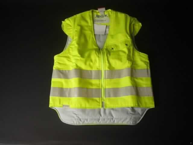 Jacke (Arbeitsjacke), sog. Weste für Männer (Artikel 0390001), Größe 50, siehe Foto,
- aus 0,5 mm dicken, strapazierfähigen, köperbindigen, einfarbigen Geweben aus
  laut ergänzenden Antragsangaben 80% Polyester (synthetische Chemiefasern) und
  20% Baumwolle; abgesteppt wattiert gefüttert,
- über die Taille reichend (Rückenlänge: 70 cm), vorn 8 cm kürzer gearbeitet,
- mit einem V-förmigen, halsfernen Ausschnitt,
- vorn mit einer durchgehenden Öffnung mit Reißverschluss ohne Überlappung,
- ohne Merkmale, die auf einen bestimmten Trägerkreis hinweisen (unisex), 
- mit sehr kurzen Ärmeln (sog. überschnittene Schulter), somit keine Weste der
  Position 6211 und auch kein Kleidungsstück der Position 6202,
- links mit einer aufgesetzten Brusttasche,
- im Vorder- und Rückenteil mit zwei 5 cm breiten, reflektierenden Streifen in Taillenhöhe,
- am unteren Rand gesäumt,
- aufgrund des Materials, des zweckbestimmten Schnitts und der Ausstattung (u.a. Farbe
  und reflektierende Streifen) erkennbar dazu bestimmt, ausschließlich oder hauptsächlich
  zum Schutz der Person bei der Ausübung einer beruflichen Tätigkeit getragen zu werden.