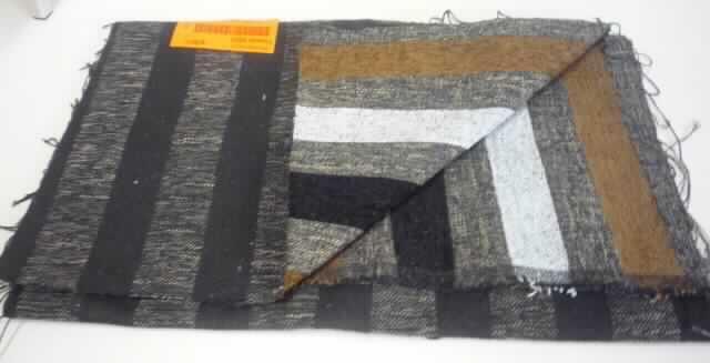 Gewebe (lt. Antrag: "Stoff Toledo", siehe Foto)
- als Meterware,
- mit einer Breite von mehr als 30 cm,
- aus (lt. Untersuchung) 33,1 GHT synthetischen Spinnfasern (25,1 GHT   
  Polyester-Spinnfasern und 8 GHT Polyacryl-Spinnfasern), 14,3 GHT künstlichen 
  Spinnfasern (Viskose), 29,6 GHT Baumwolle und 23 GHT synthetischen Filamenten 
  (Polyester),
- mit einem Quadratmetergewicht von 700 g,
- buntgewebt,
- in Musterbindung (andere als Leinwand- oder Köperbindung)