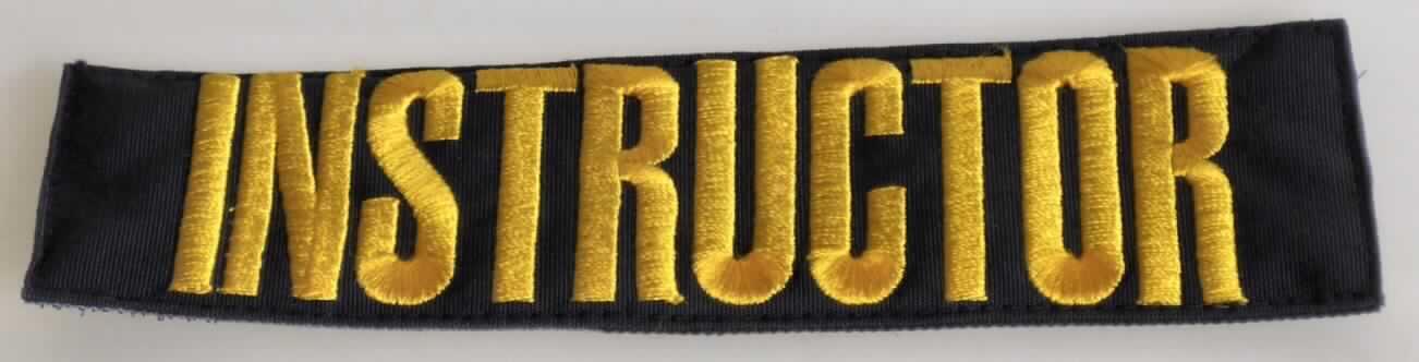 Applikationsstickerei, sog. Patch Klett für Overalls, Foto siehe Anlage,
- in verschiedenen Motiven, wird durch ein Warenmuster mit dem aufgestickten Schriftzug "Instructor" (Art. No. 
  7313300) veranschaulicht,
- aus einem Stickgrund aus Geweben aus laut ergänzenden Antragsangaben 100% Baumwolle,
- mit einem Wert aus laut ergänzenden Antragsangaben von mehr als 17,50 EUR je kg Eigengewicht,
- in den Abmessungen: 14, 5 cm x 5 cm; nicht handgearbeitet,
- auf der Rückseite mit einer Klettvorrichtung (Hakenband) zum Anbringen an Kleidungsstücke, z. B. Overalls 
  versehen.

"Stickerei als Motiv, andere als Ätzstickereien und Stickereien mit herausgeschnittenem Grund, aus Baumwolle, mit einem Wert von mehr als 17,50 EUR je kg Eigengewicht, nicht handgearbeitet"