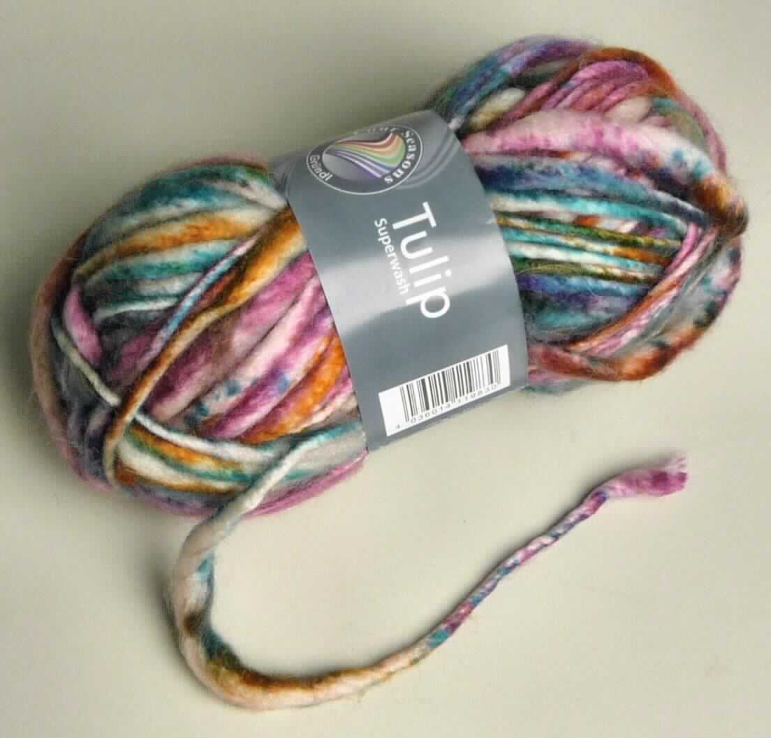 Garn, sog. Handstrickgarn Tulip, Art.-Nr. 3418, Foto siehe Anlage,
- als Meterware im Knäuel, laut Antrag mit einer Länge von ca. 35 m und einem Gewicht von 50 g (somit in 
  Aufmachung für den Einzelverkauf),
- laut Untersuchungsergebnis:
-- ungezwirntes und bedrucktes Garn (sog. Dochtgarn; u. a. somit kein Nähgarn),
-- aus Wolle und Polyacryl-Spinnfasern (die Antragsangaben von 50 GHT Wolle und 50 GHT Polyacryl können
   als zutreffend angesehen werden),
-- aufgrund der fehlenden Zugfestigkeit der Garne kein Bindfaden der Position 5607.

"Garn aus synthetischen Spinnfasern, kein Nähgarn, in Aufmachung für den Einzelverkauf, mit einem Anteil an
 synthetischen Spinnfasern von weniger als 85 GHT"