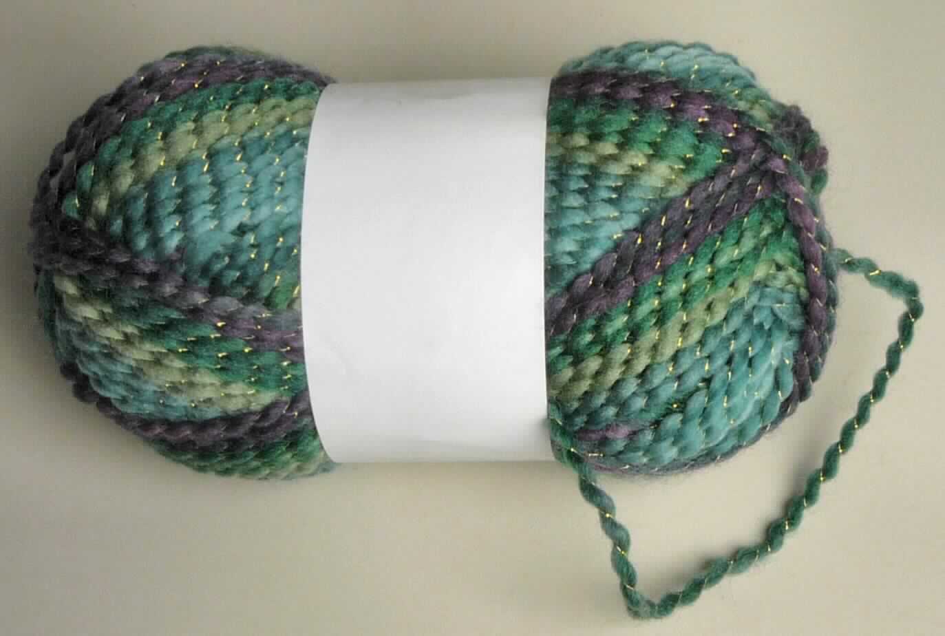 Metallisiertes Garn, sog. Handstrickgarn Perla Color Gold, Art.-Nr. 3428, Foto siehe Anlage,
- als Meterware im Knäuel, laut Antrag mit einer Länge von ca. 90 m, 
- laut Untersuchungsergebnis:
-- aus einem mit einem gold-weißen, gezwirnten Garn verdrehten, dicken Garn aus synthetischen Chemiefasern 
   (laut Antrag: Polyester); das gold-weiße Garn besteht aus einem weißen Garn aus Chemiefasern, welches mit 
   einem metallisierten Streifen aus synthetischer Spinnmasse (mit einer augenscheinlichen Breite von ca. 1 mm)
   verdreht ist,
- stellt sich als metallisiertes Garn dar, somit keine Ware der Position 5511.

"Metallisiertes Garn, bestehend aus Garnen aus Spinnstoffen und mit Metall überzogenen Streifen der 
 Position 5404"