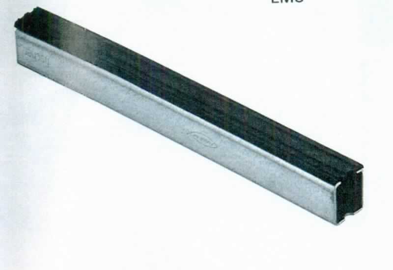 Angaben des Antragstellers:
Gummieinlage - Rubber inlay EMS 41
Material: SBR (Styrol-Butadien-Kautschuk) / EPDM
Länge: 6 m; Breite: 41 mm

Ein Warenmuster wurde nicht vorgelegt. Entsprechend einer Abbildung handelt es sich um ein schwarzes Profil, bestehend aus einer in Längsrichtung gerillten, plattenartigen Verbreiterung, an deren Unterseite sich eine im Querschnitt ovale Röhre befindet.

Befund:
Es liegt ein Profil aus Weichkautschuk im Sinne der Position 4008 vor.