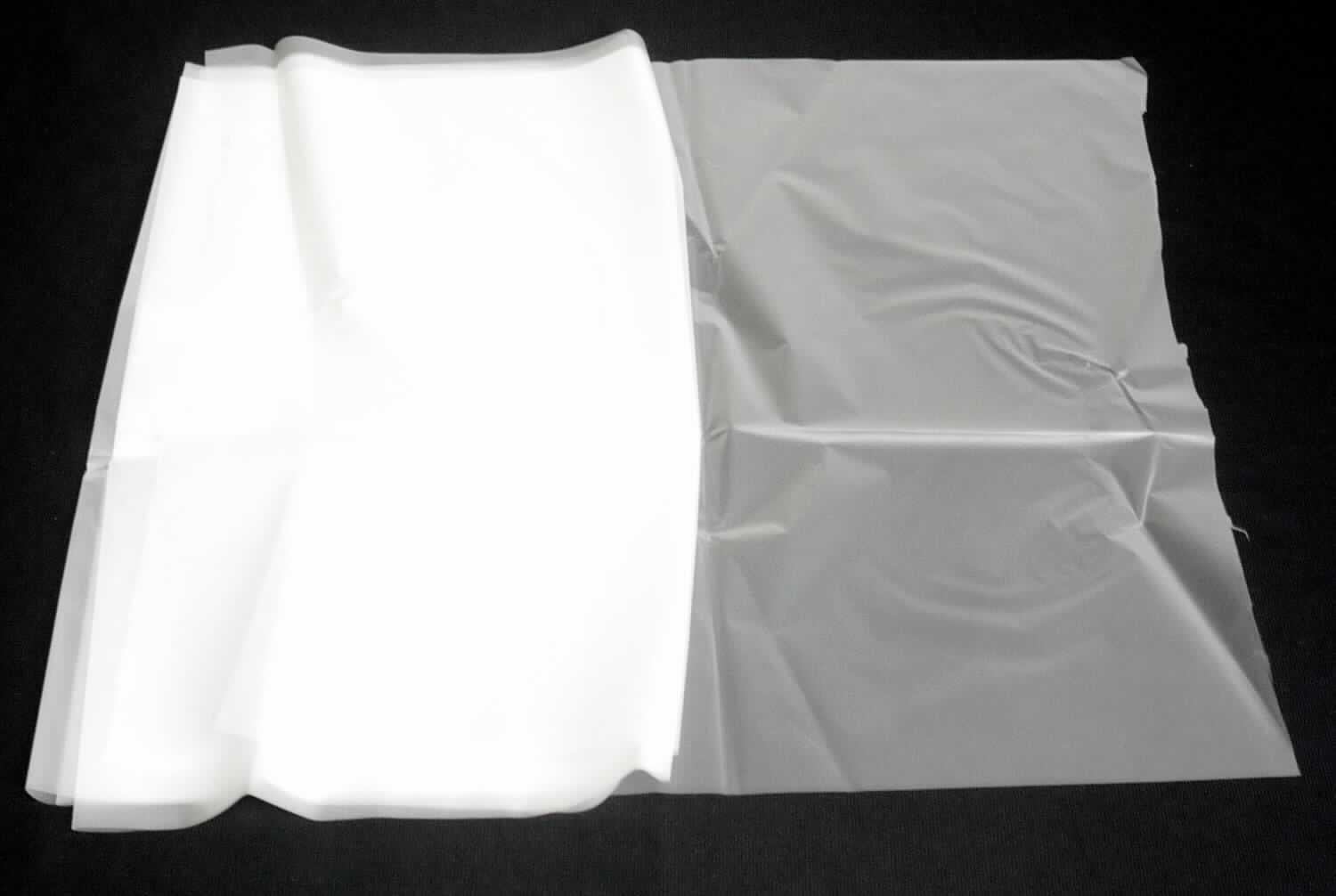 Angaben des Antragstellers:
BOPP-Thermo-Kaschierfolie in MATT aus Polypropylen und Polyethylenvinylalkohol. Die Folie besteht aus einer Polypropylenschicht und einer Polyethylenvinylalkoholschicht. Sie dient zum Beschichten verschiedener Papierprodukte. Die Folie wird bei Erwärmung selbstklebend und so auf dem Papierträger aufgebracht. Die Folie ist zur Aufnahme von Flüssigkeiten mikroporös. Die Folie kommt in verschiedenen Abmessungen und Stärken bis 0,1 mm in den Handel.
Polypropylen 15 µm, Polyethylenvinylalkohol 12 µm

Untersuchungsergebnisse an einem Warenmuster:
Abschnitt einer leicht trüben, farblosen Folie mit einer Seite aus einem Propylen-Ethylen-Copolymer (mikroporös) und einer Seite aus Polyethylenvinylacetat.

Befund:
Es liegt eine Verbundfolie aus einer Lage mikroporösem Polypropylen und einer Lage Polyethylenvinylacetat vor. Die Polypropylenfolie ist dicker und bestimmt den Charakter der Ware. Es liegt eine Folie der Codenummer 3921 1900 990 vor.
