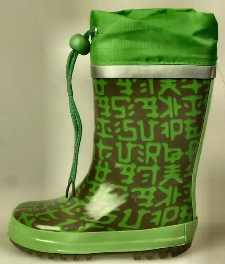 Stiefel (lt. Antrag: "Gummistiefel, Art. 5651471", Foto siehe Anlage)
- wasserdicht,
- mit Laufsohlen und Oberteil aus (lt. Antrag) Kautschuk,
- an der Einschlupföffnung mit angenähtem Spinnstoffzuschnitt und verengendem Tunnelzug,
- auf das Oberteil sind Stücke aus Kautschuk als Verstärkungsteile aufgesetzt,
- mit Innenfutter aus Spinnstoffgewirken,
- ohne Metallschutz in der Vorderkappe,
- den Knöchel, jedoch nicht das Knie bedeckend

Wasserdichte Schuhe mit Laufsohlen und Oberteil aus Kautschuk, bei denen 
weder das Oberteil mit der Laufsohle noch das Oberteil selbst durch Nähen, 
Nieten, Nageln, Schrauben, Stecken oder ähnlichen Verfahren zusammengefügt ist, 
ohne Metallschutz in der Vorderkappe, den Knöchel, jedoch nicht das Knie bedeckend