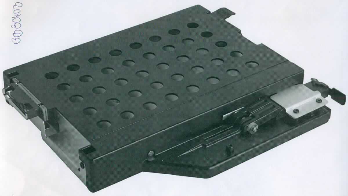 Festplattenlaufwerk, sog. Removable Media Bay, im Wesentlichen bestehend aus Magnetplatte und magnetischen Schreib-/Leseköpfen mit SATA-Schnittstelle. Das Laufwerk mit einer Speicherkapazität von 500 GB dient zur kontrollierten Datenaufzeichnung und -wiedergabe nach Einbau in automatische Datenverarbeitungsmaschine.
Es ist von der hauptsächlich in automatischen Datenverarbeitungssystemen verwendeten Art, an die Zentraleinheit einer automatischen Datenverarbeitungsmaschine anschließbar und in der Lage, Daten in einer vom System verwendbaren Form zu empfangen und zu liefern.

Die Ware wird als "Festplattenspeichereinheit" eingereiht.

Anlage: 1 Abbildung