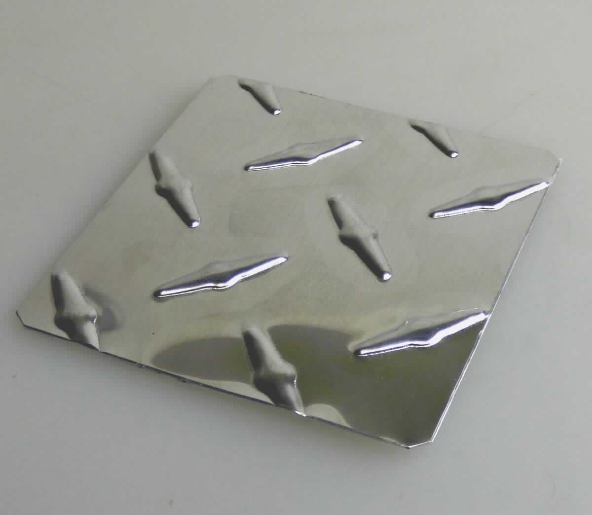 Blech aus legiertem Aluminium

Bei dem Erzeugnis handelt es sich um ein massives, metallisches Flacherzeugnis (Blech) mit einer Breite von ca. 1220 mm und einer Dicke von 0,63 mm. Die Ware wird in Rollen gehandelt und weist ein vom Walzen herrührendes, diagonal geripptes Oberflächenmuster auf. Nach den Angaben handelt es sich um legiertes Aluminium.

Die Ware ist als "Bleche und Bänder, rechteckig, aus Aluminiumlegierungen, mit einer Dicke von weniger als 3 mm" in den TARIC-Code 7606 1292 90 einzureihen.