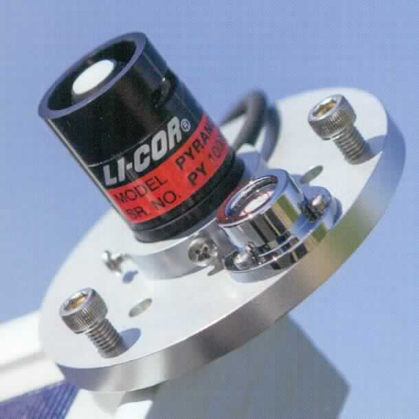 Sog. Lichtsensor im Wesentlichen bestehend aus einem zylindrischen Gehäuse aus eloxiertem Aluminium (Durchmesser: 2,36 cm; Höhe: 3,63 cm), der fest mit einem 50m-Kabel mit einem BNC-Anschluss verbunden ist. An diesen BNC-Anschluss ist ein Potentiometer in einem Kunststoffgehäuse gekoppelt, welches mit einem 0,2m langen Kabel mit offenen Enden verbunden ist. Die Messoptik des Sensors besteht aus einem Strahlungsdiffusor, einem Halbleiterelement  und optischen Filtern, um nur die gewünschten Wellenlängen (Bereich von 400 bis 1100 nm) zu erfassen. Die vom Sensor gemessenen Werte werden über das Kabel an das Potentiometer übermittelt und dort umgewandelt. Über das Kabel am Potentiometer werden die Daten an ein Auswertungs- bzw. Anzeigegerät (nicht Gegenstand dieser vZTA-Entscheidung) übermittelt. Der Sensor dient der Messung der globalen Sonnenstrahlung u.a. in meteorologischen Studien.

Die Ware wird als "Gerät für die Meteorologie" eingereiht.
