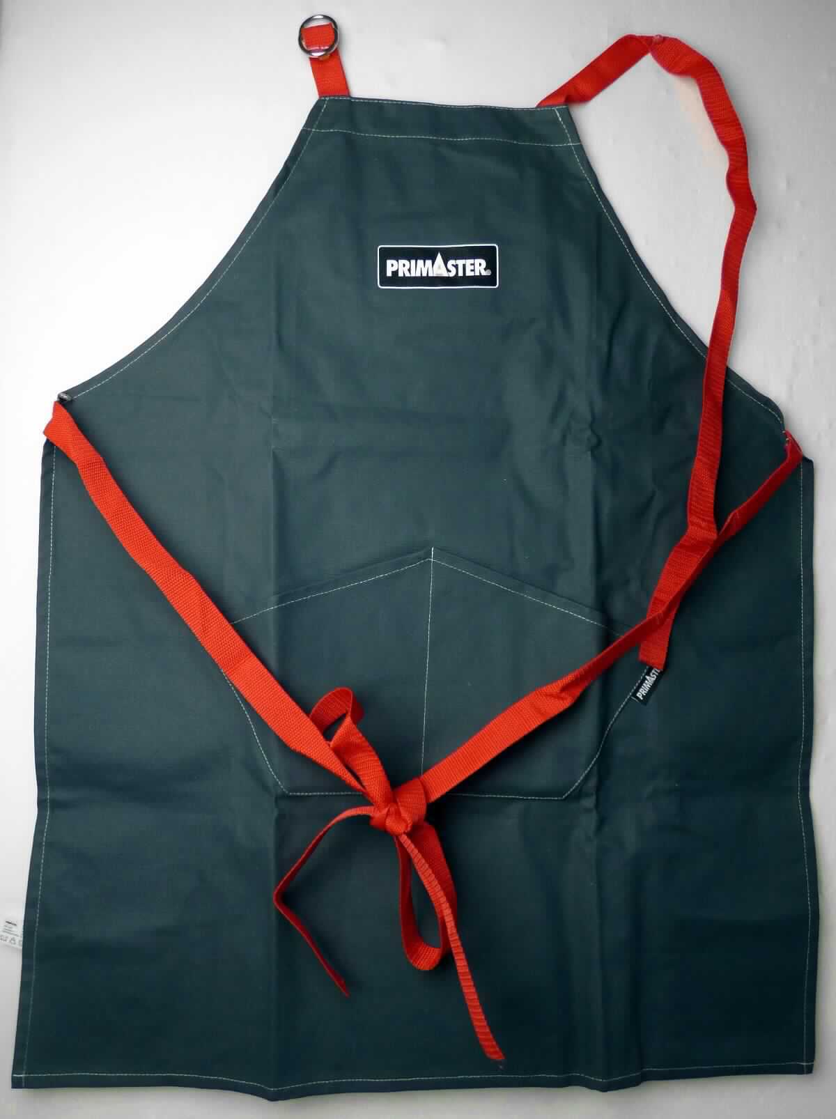 Schürze, sog. Grill Schürze "Anti Flamm", in Erwachsenengröße,Artikel 1.006.668, Foto siehe Anlage,
- in einem bedruckten Pappkarton mit Sichtfenster verpackt,
- aus ca. 0,5 mm dicken, einfarbigen Geweben aus laut Antrag 100 % Baumwolle; die Gewebe sollen laut Antrag 
  flammenabweisend beschichtet sein; ein Tränken, Bestreichen oder Überziehen ist jedoch mit dem bloßen Auge 
  nicht wahrnehmbar (weder Meterware der Position 5903 noch der Position 5907),
- als Latzschürze gearbeitet; mit den Abmessungen von ca. 80 cm (Länge ohne Träger) x 64 cm (Breite),
- den vorderen Teil des Körpers bedeckend,
- mit einem längenverstellbaren Nackenträger und Bindebändern im Bereich der Taille,
- ohne Hinweise auf den Trägerkreis (unisex), 
- vorn mit zwei aufgesetzten Taschen,
- an allen Rändern durch Umschlagen und Festnähen gesäumt,
- lässt erkennen, dass sie dazu bestimmt ist, ausschließlich oder hauptsächlich zum (körperlichen oder 
  hygienischen) Schutz anderer Kleidungsstücke und/oder Personen bei Ausübung einer Gewerbe-, Berufs- 
  oder Haushaltstätigkeit getragen zu werden.

"Andere Kleidung (Schürze), aus Geweben, für Frauen, aus Baumwolle"