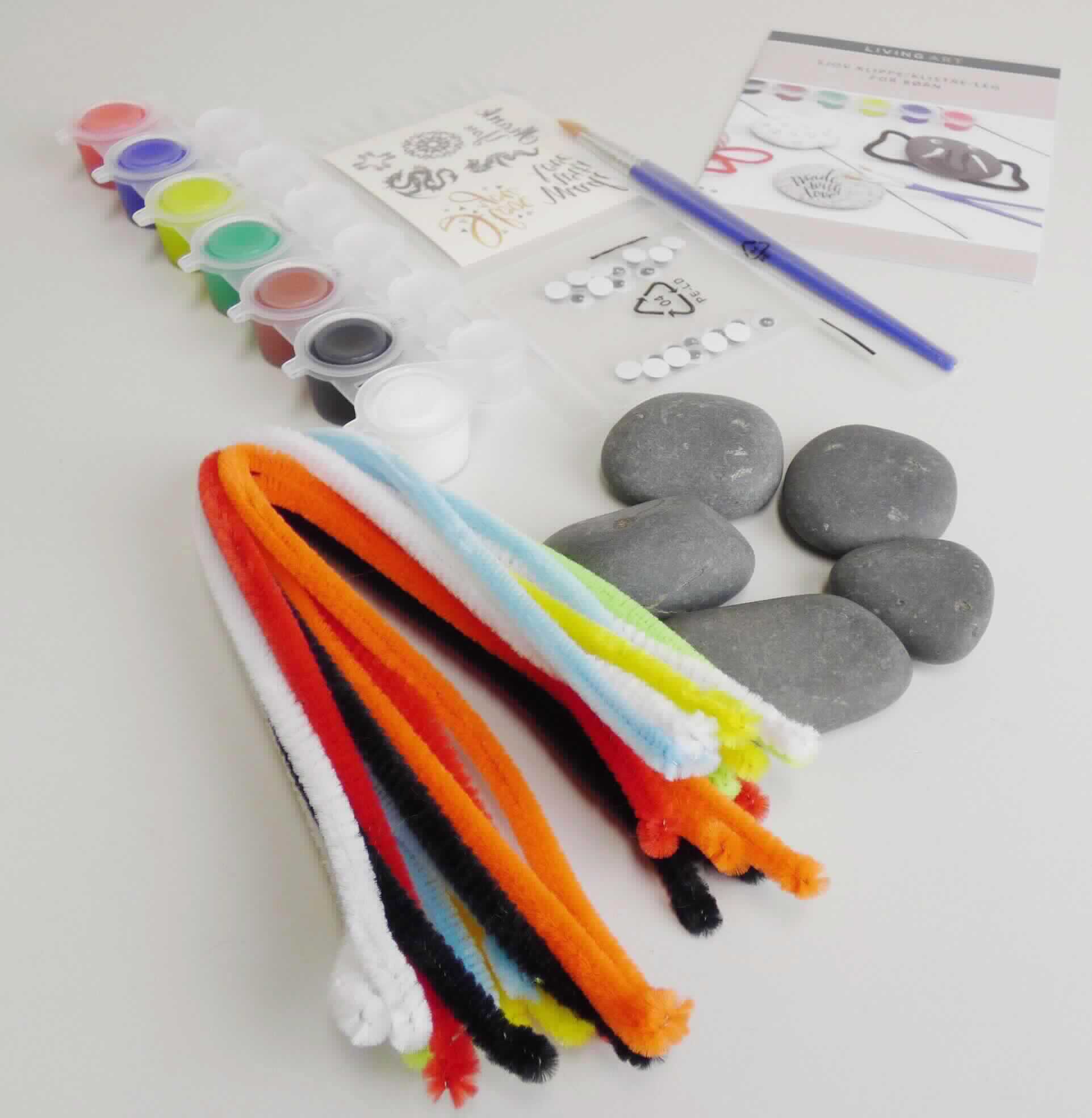 Angaben:
Steine-Bemalen-Set; Set beinhaltet 5 Natursteine, Größe ca. 4 - 6 cm, 2 Pinsel, 20 Wackelaugen, 14 Chenilledrähte in verschiedenen Farben, 2 Bögen Tattoos (Aufkleber), kleines Heft mit Ideen, 7 x Acrylfarbe; Nettogewicht ca. 620g.

Warenbeschreibung:
Warenzusammenstellung in Aufmachung für den Einzelverkauf zur Befriedigung eines gemeinsamen Bedarfs (Bemalen und Verzieren von Steinen), bestehend aus fünf Natursteinen (ca. 4 bis 6 cm groß), zwei Pinseln, einem Tütchen mit 20 sog. Wackelaugen, 14 Chenilledrähten in verschiedenen Farben, zwei Bögen mit selbstklebenden Abziehbildern, einer Palette mit sieben verschiedenen Acrylfarben (weiß, schwarz, braun, grün, gelb, blau und rot) und einem kleinen Heft mit verschiedenen Gestaltungsvorschlägen, gemeinsam verpackt in einer bedruckten Pappschachtel. 

Befund:
Farben zur Unterhaltung, in Täfelchen, Tuben, Töpfchen, Fläschchen, Näpfen oder ähnlichen Aufmachungen, in Zusammenstellungen.
Warenzusammenstellung, bei der die Farben im Hinblick auf die Verwendung charakterbestimmend sind.